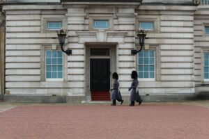 Palacio de Buckingham en Londres con la guardia real en formación