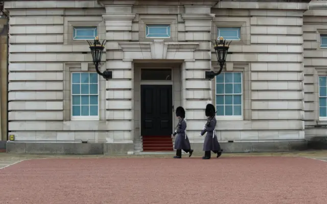 Palacio de Buckingham en Londres con la guardia real en formación