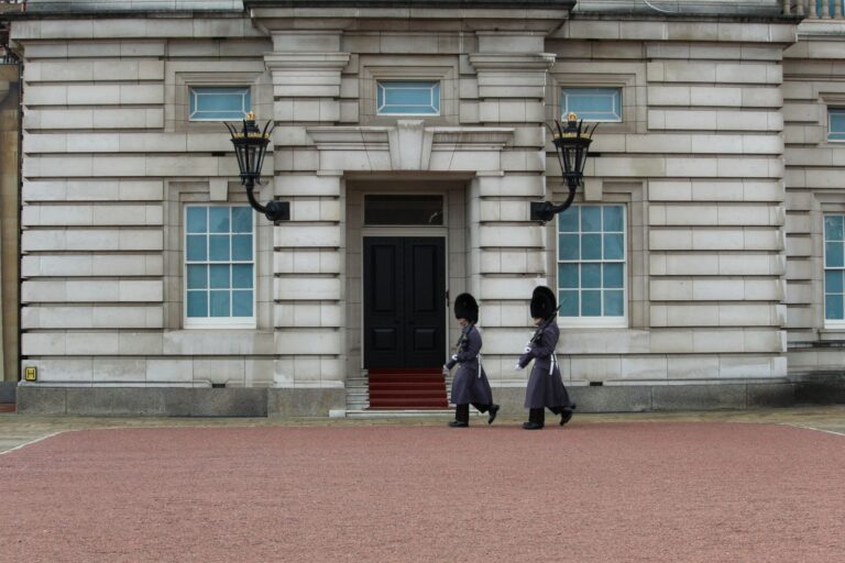 Home Elementor 5 Palacio de Buckingham en Londres con la guardia real en formación