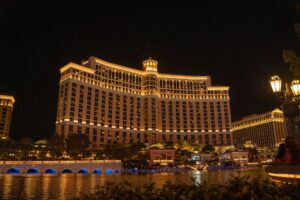 Home Elementor 32 El Strip de Las Vegas por la noche con los grandes hoteles iluminados