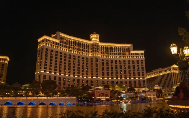 El Strip de Las Vegas por la noche con los grandes hoteles iluminados