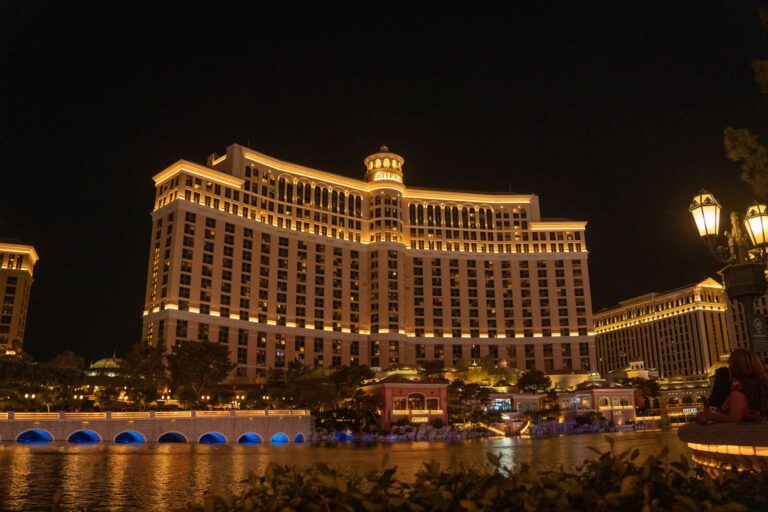 Home Elementor 4 El Strip de Las Vegas por la noche con los grandes hoteles iluminados