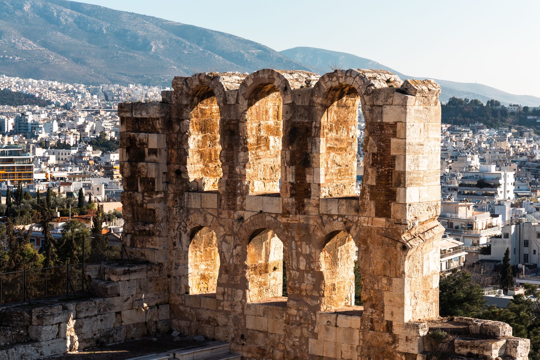 Vista panorámica de Atenas en invierno con las montañas al fondo