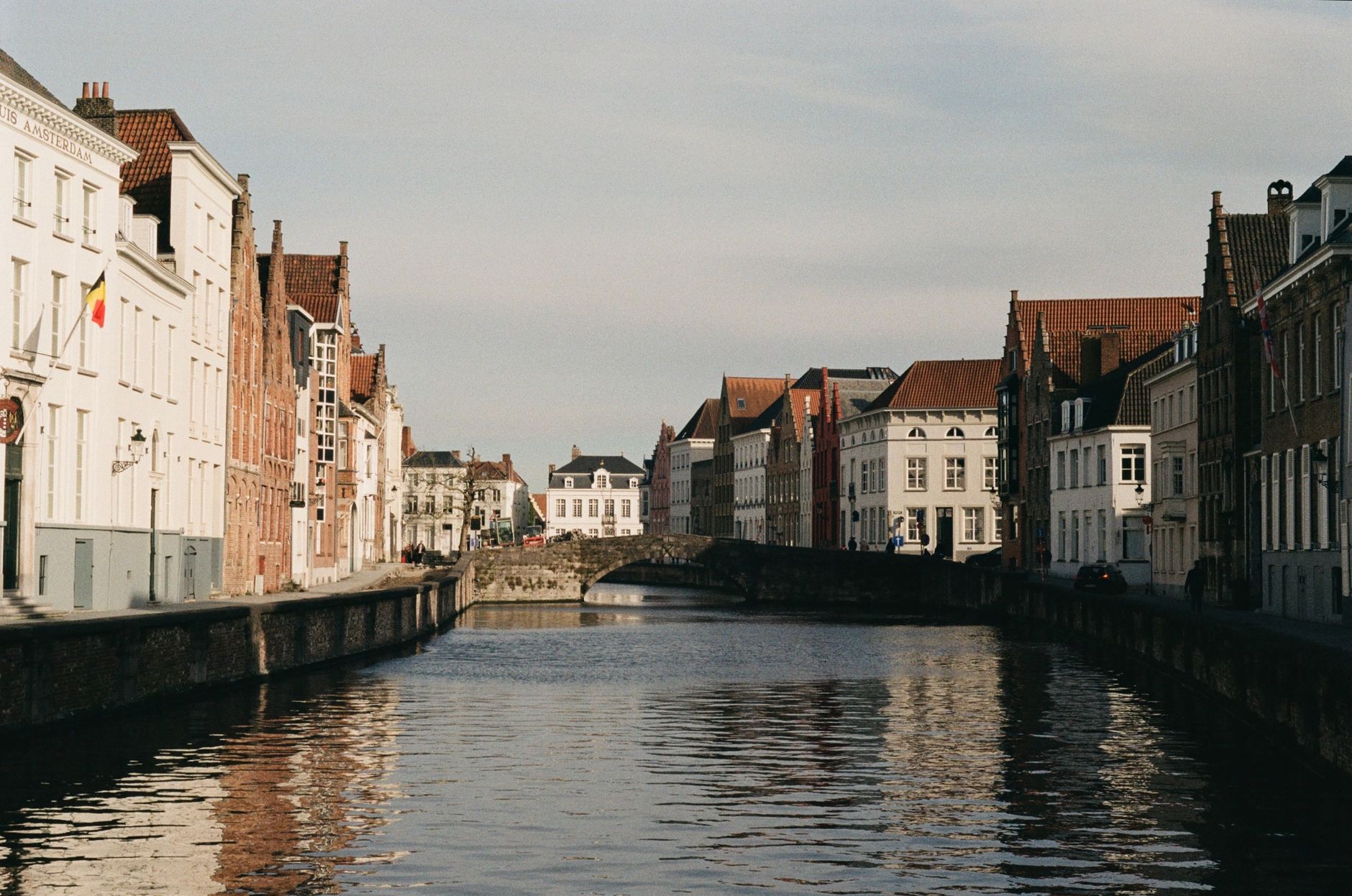 Vista aérea de los canales y tejados de Brujas en Bélgica