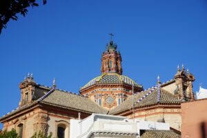 Calle histórica de Sevilla con arquitectura andaluza al atardecer