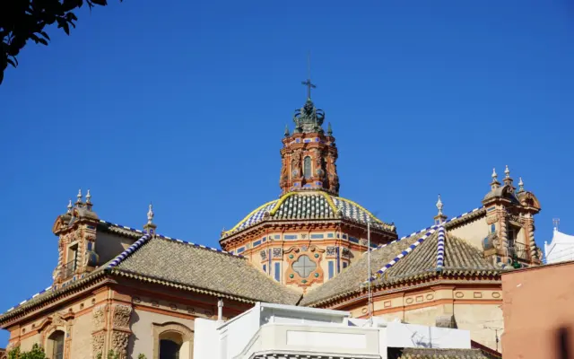 Calle histórica de Sevilla con arquitectura andaluza al atardecer