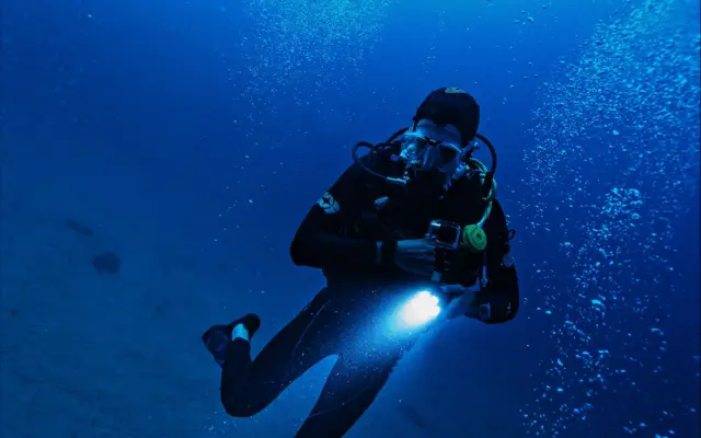 vista submarina con luz filtrándose desde la superficie del océano