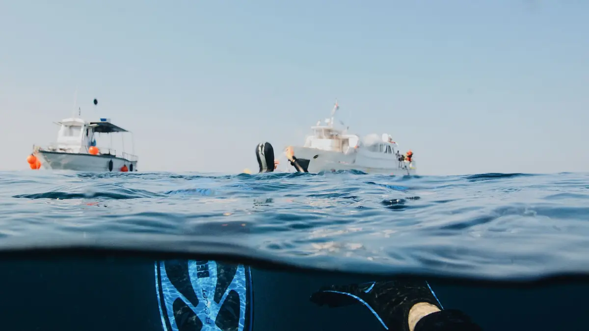 Buzo con equipo completo explorando fondos marinos en aguas del Mediterráneo