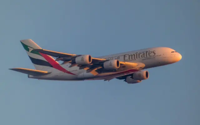 Airbus A380 volando al atardecer