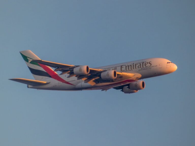 Home Elementor 5 Airbus A380 volando al atardecer