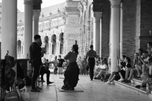 Bailaoras de flamenco actuando en la Plaza de España de Sevilla