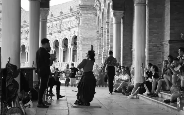 Bailaoras de flamenco actuando en la Plaza de España de Sevilla