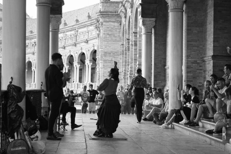 Bailaoras de flamenco actuando en la Plaza de España de Sevilla