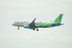 Avión en vuelo sobre cielo azul, aviación sostenible