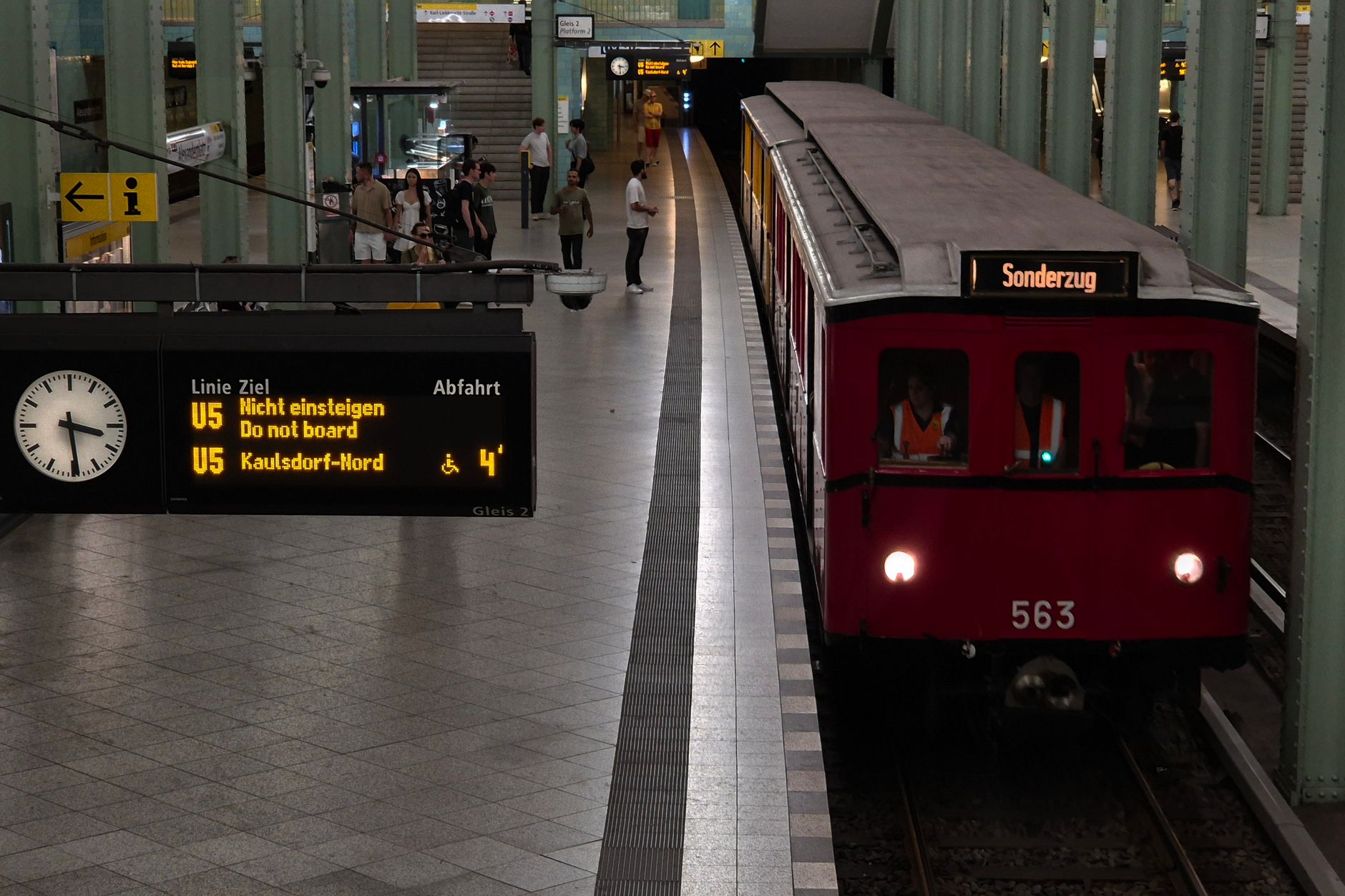 Tren en estación de Berlín con viajeros en el andén