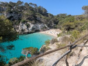 Playa de Cala Macarella en Menorca con aguas turquesa y acantilados