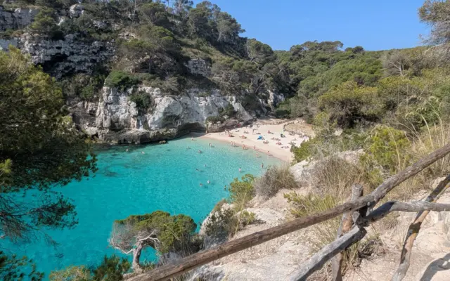 Playa de Cala Macarella en Menorca con aguas turquesa y acantilados