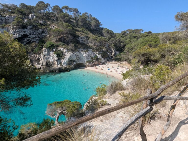 Playa de Cala Macarella en Menorca con aguas turquesa y acantilados