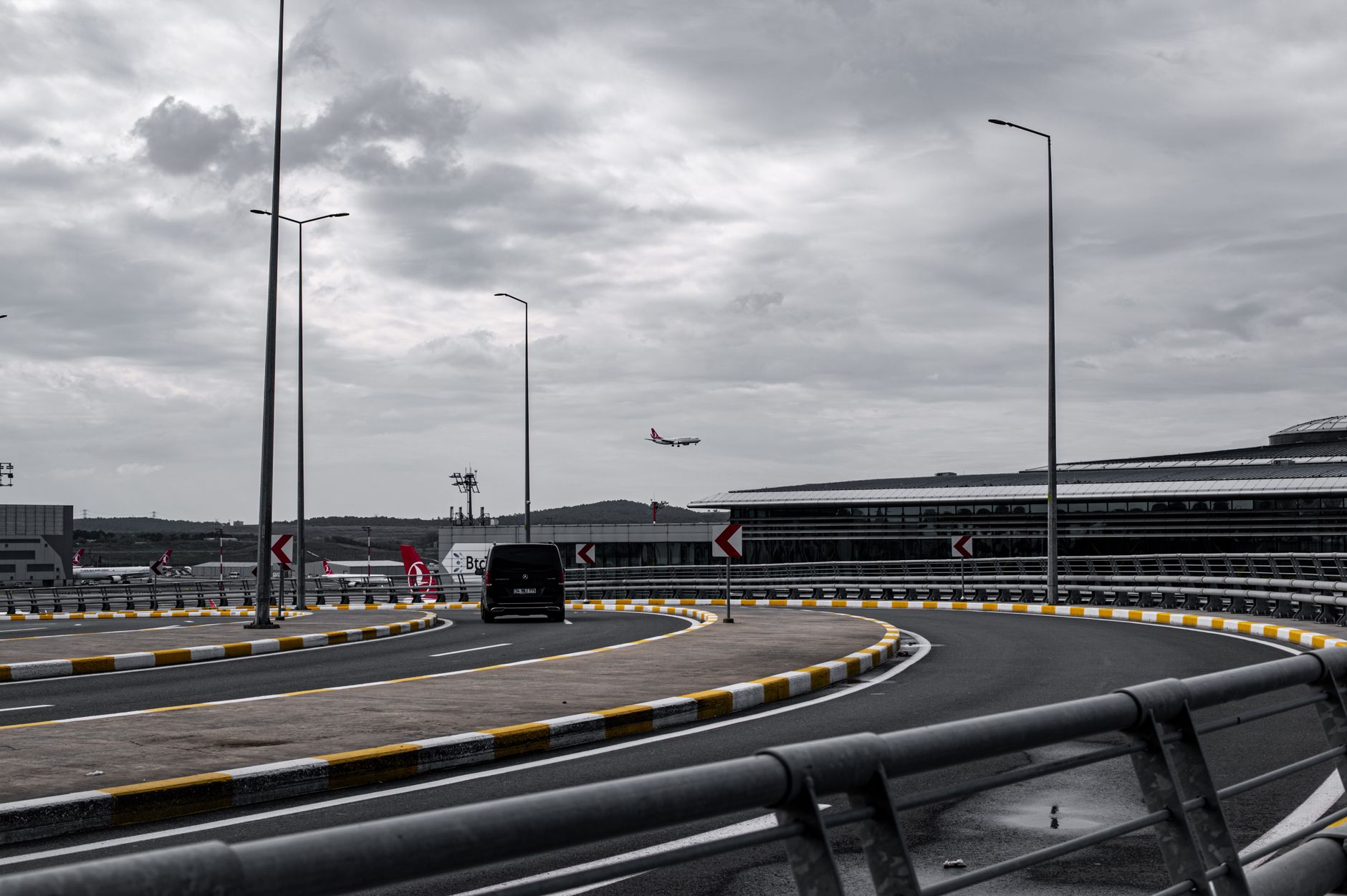 Alquilar un coche en el aeropuerto sin colas: guía 2026 1 Parking de coches de alquiler en zona de aeropuerto