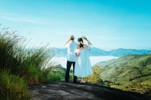 Pareja en destino romántico disfrutando de una escapada de San Valentín