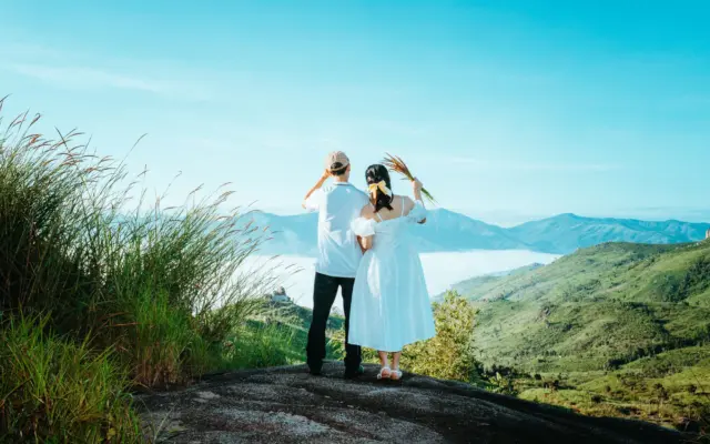 Pareja en destino romántico disfrutando de una escapada de San Valentín