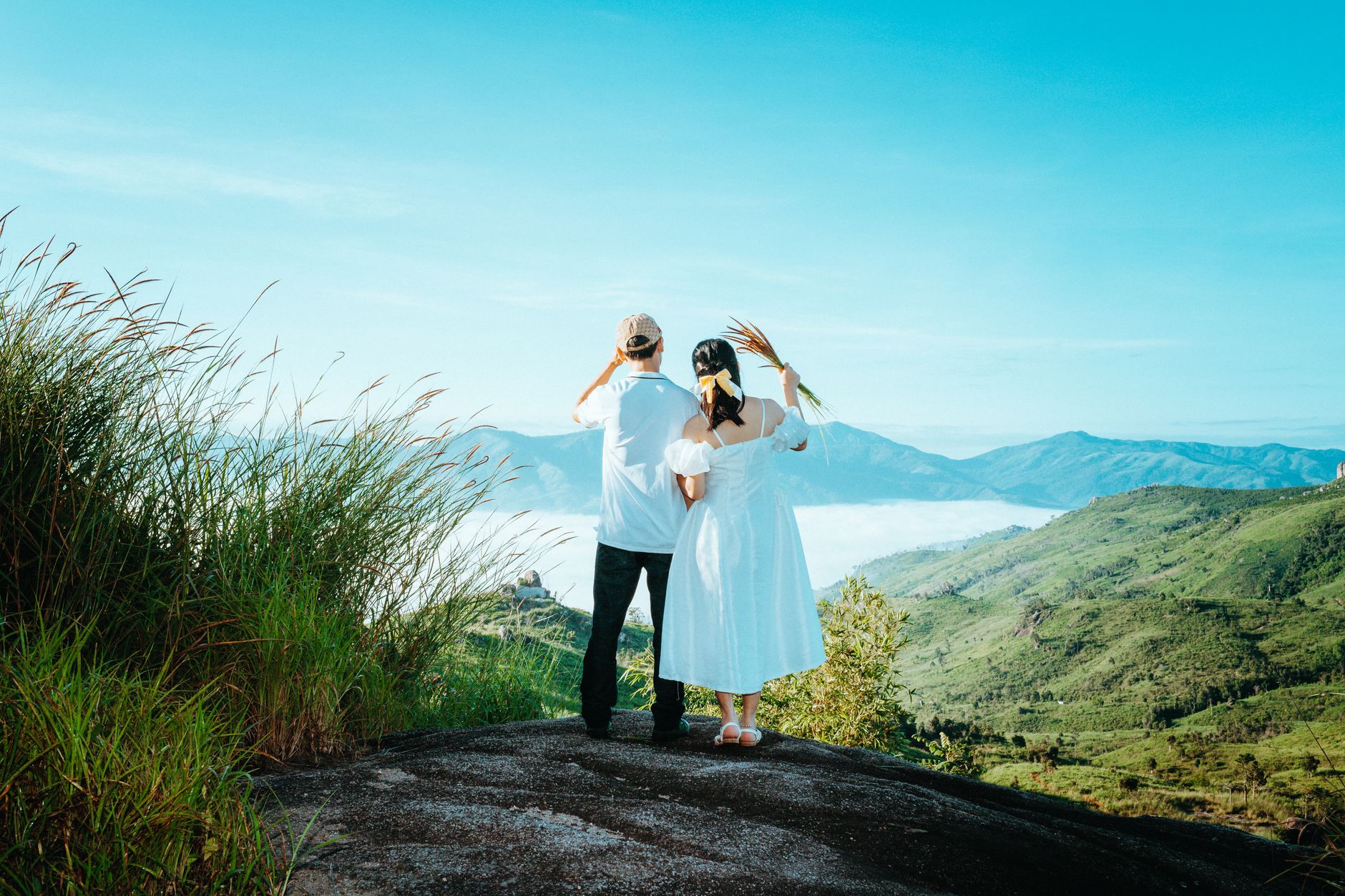 Pareja en destino romántico disfrutando de una escapada de San Valentín