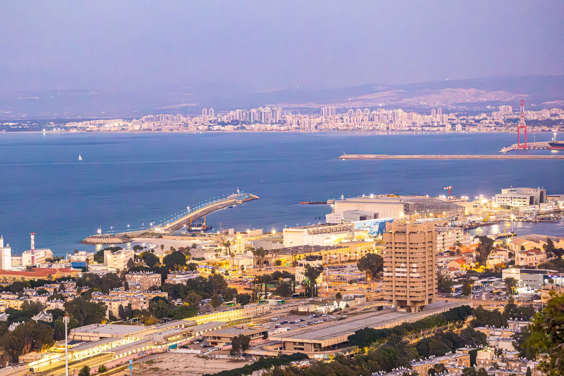 El Carmelit de Haifa: el metro más raro del mundo 1 Jardines Baháí de Haifa en terrazas descendiendo hacia el puerto