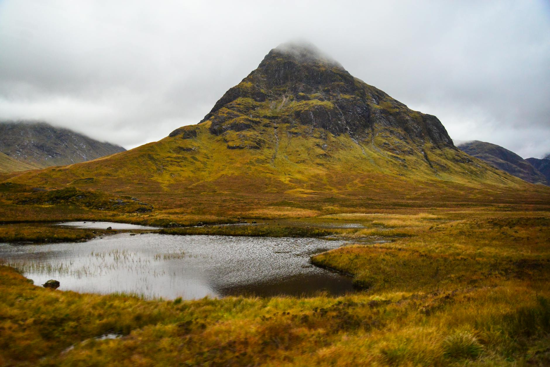 Escocia: guía de viaje para descubrir las Highlands en 2026 1 Castillo escoces en las tierras altas al amanecer