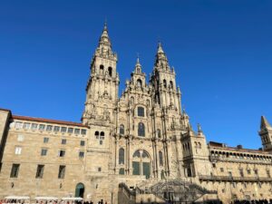 Catedral de Santiago de Compostela bajo un cielo azul despejado