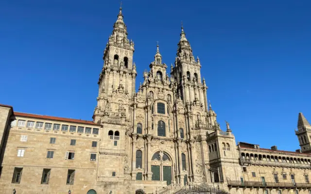 Catedral de Santiago de Compostela bajo un cielo azul despejado