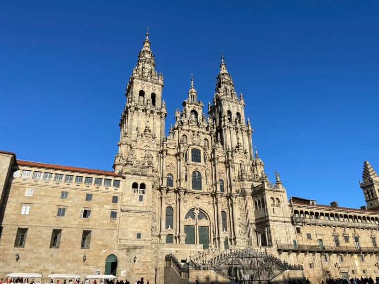 Catedral de Santiago de Compostela bajo un cielo azul despejado