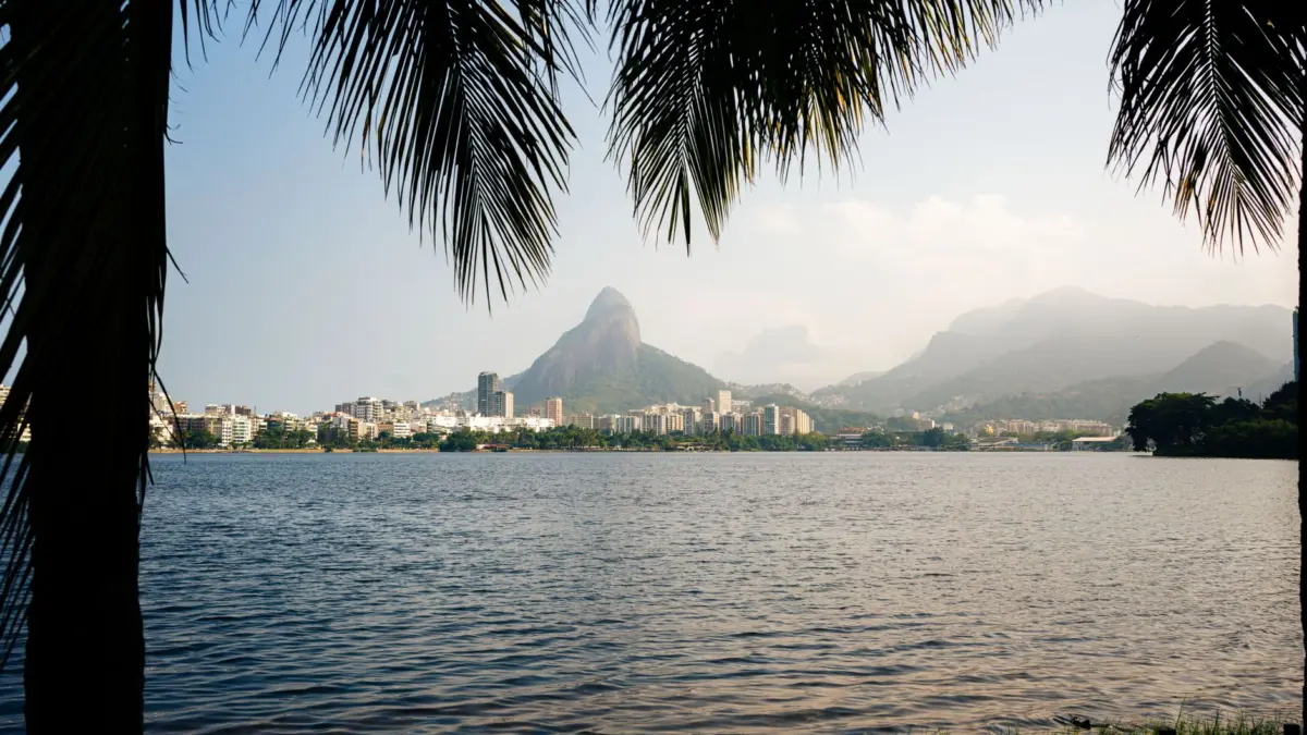 Vista aérea de Río de Janeiro con el Cristo Redentor y la bahía de Guanabara