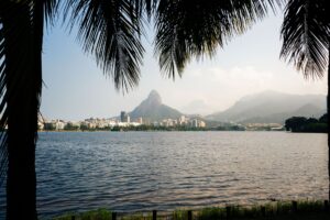 Vista aérea de Río de Janeiro con el Cristo Redentor y la bahía de Guanabara