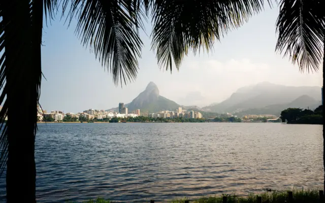 Vista aérea de Río de Janeiro con el Cristo Redentor y la bahía de Guanabara