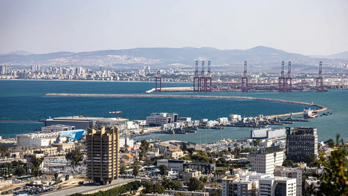 Vista panorámica de Haifa y el puerto desde el Monte Carmelo, Israel