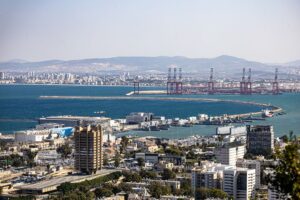 Vista panorámica de Haifa y el puerto desde el Monte Carmelo, Israel