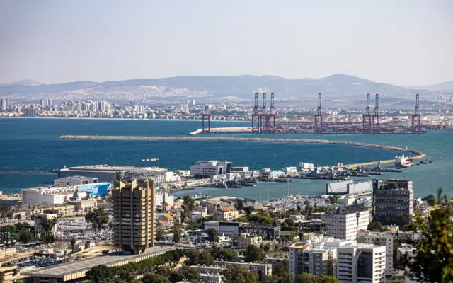 Vista panorámica de Haifa y el puerto desde el Monte Carmelo, Israel