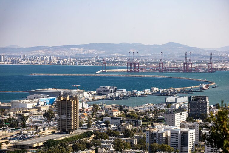 Home Elementor 7 Vista panorámica de Haifa y el puerto desde el Monte Carmelo, Israel
