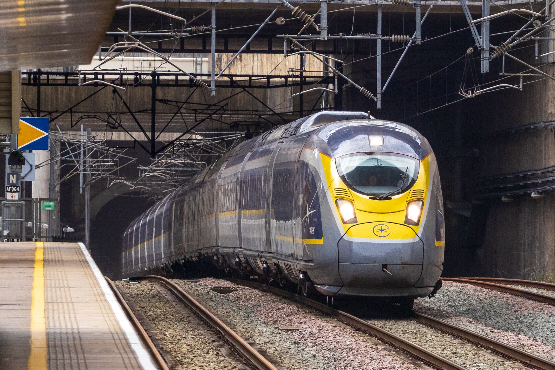 Eurostar y BritRail: cómo viajar en tren de París a Escocia 1 Tren Eurostar en la estación de St Pancras Londres listo para partir a París