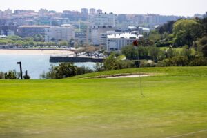Campo de golf con vistas a una ciudad costera soleada