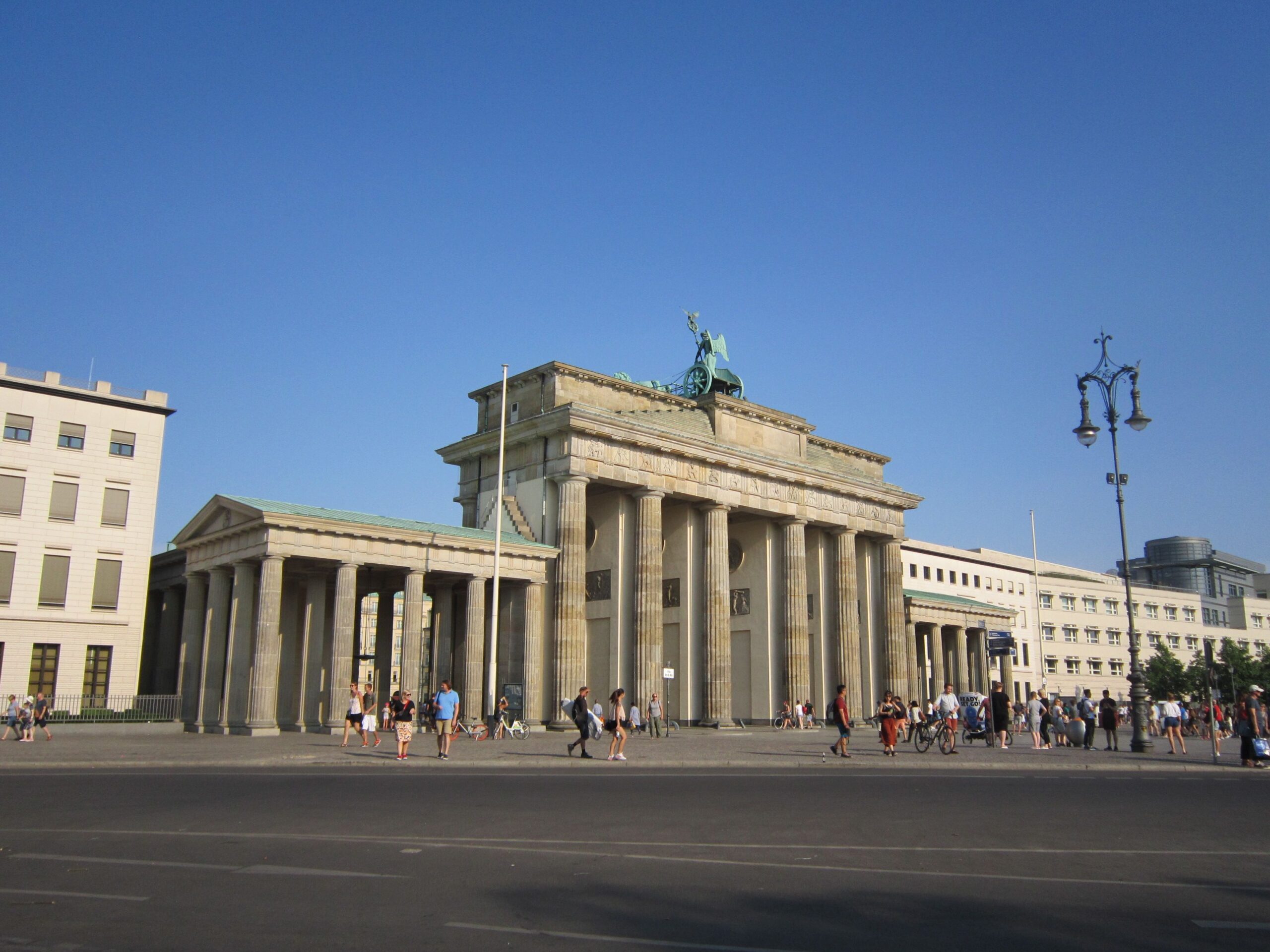 Puerta de Brandeburgo de Berlín iluminada al anochecer
