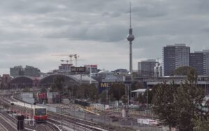 Torre de televisión de Berlín con vías del tren