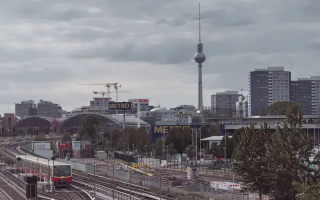 Torre de televisión de Berlín con vías del tren