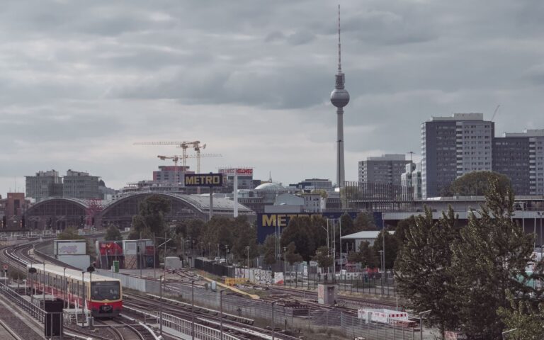 Home Elementor 4 Torre de televisión de Berlín con vías del tren