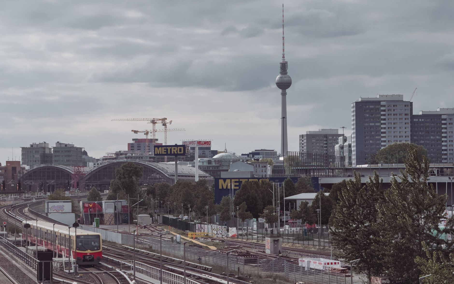 Torre de televisión de Berlín con vías del tren