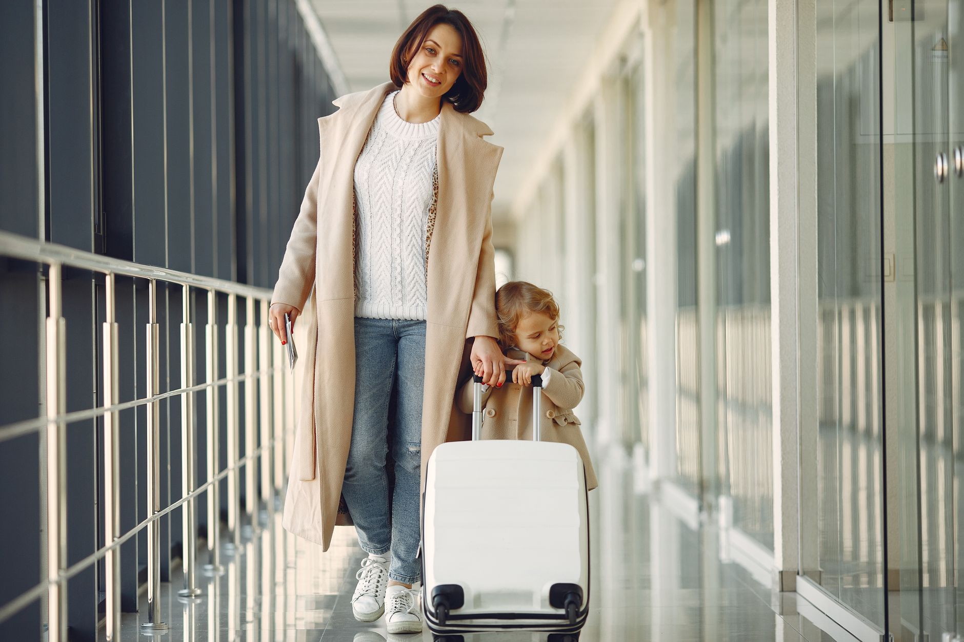 Niña con maleta de viaje pequeña en aeropuerto