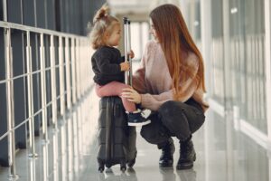Familia con maletas en aeropuerto viajando con niños