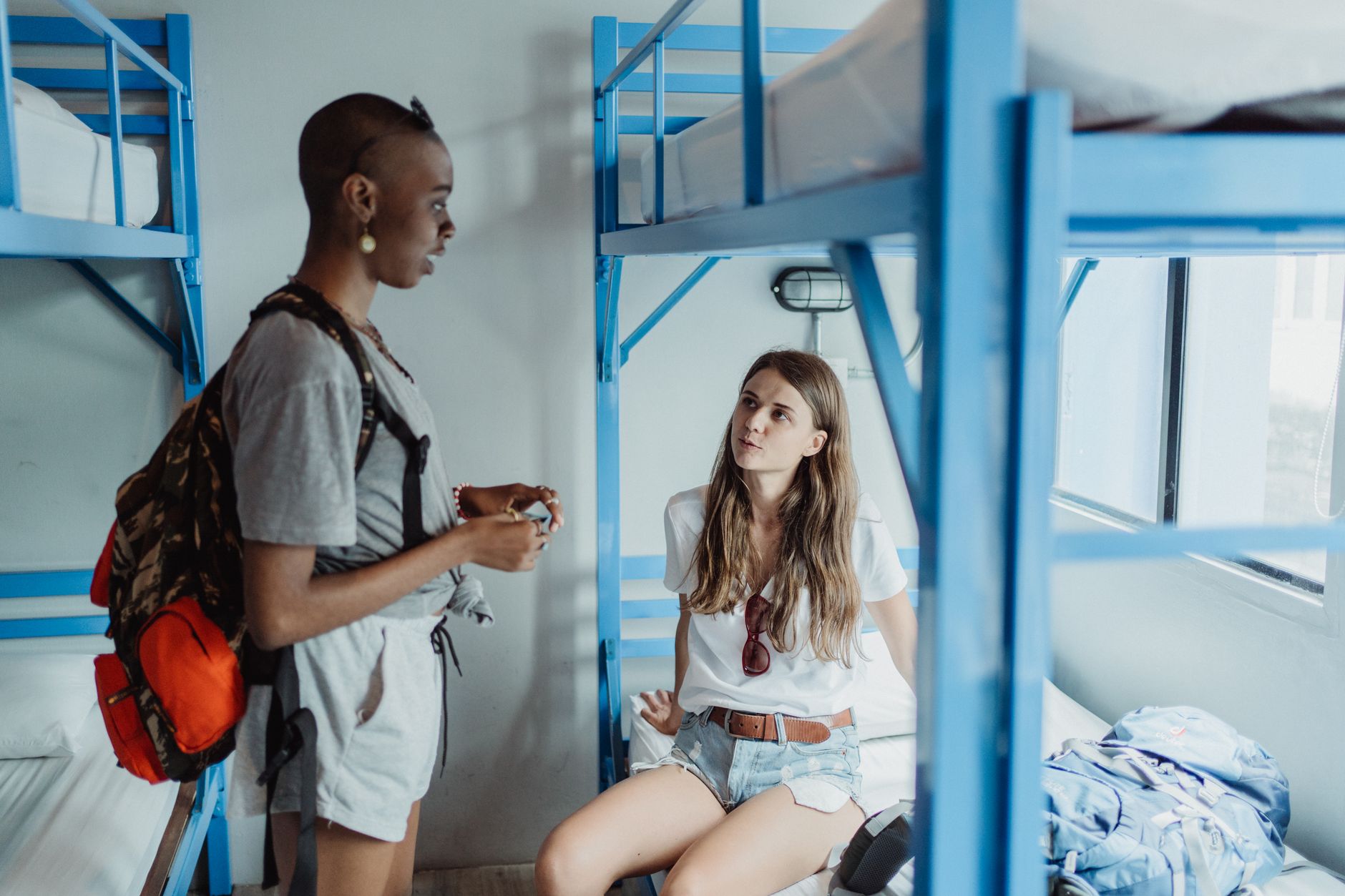 Hostels: guía para alojarte barato y conectar viajando 1 Zona común de hostel con viajeros relajados y conectados