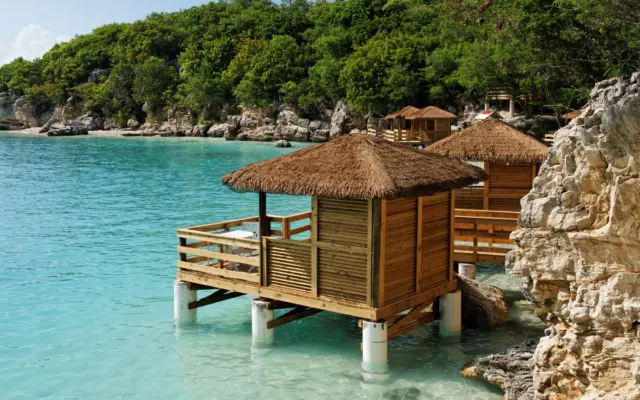 Playa tropical del Caribe con aguas turquesas y palmeras