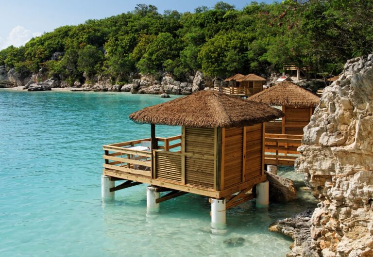 Home Elementor 8 Playa tropical del Caribe con aguas turquesas y palmeras
